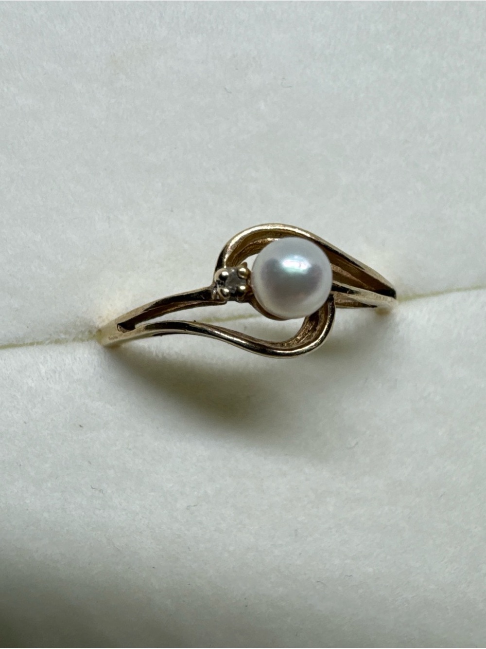 Elegant Pearl Swirl Women's Ring in White and Gold